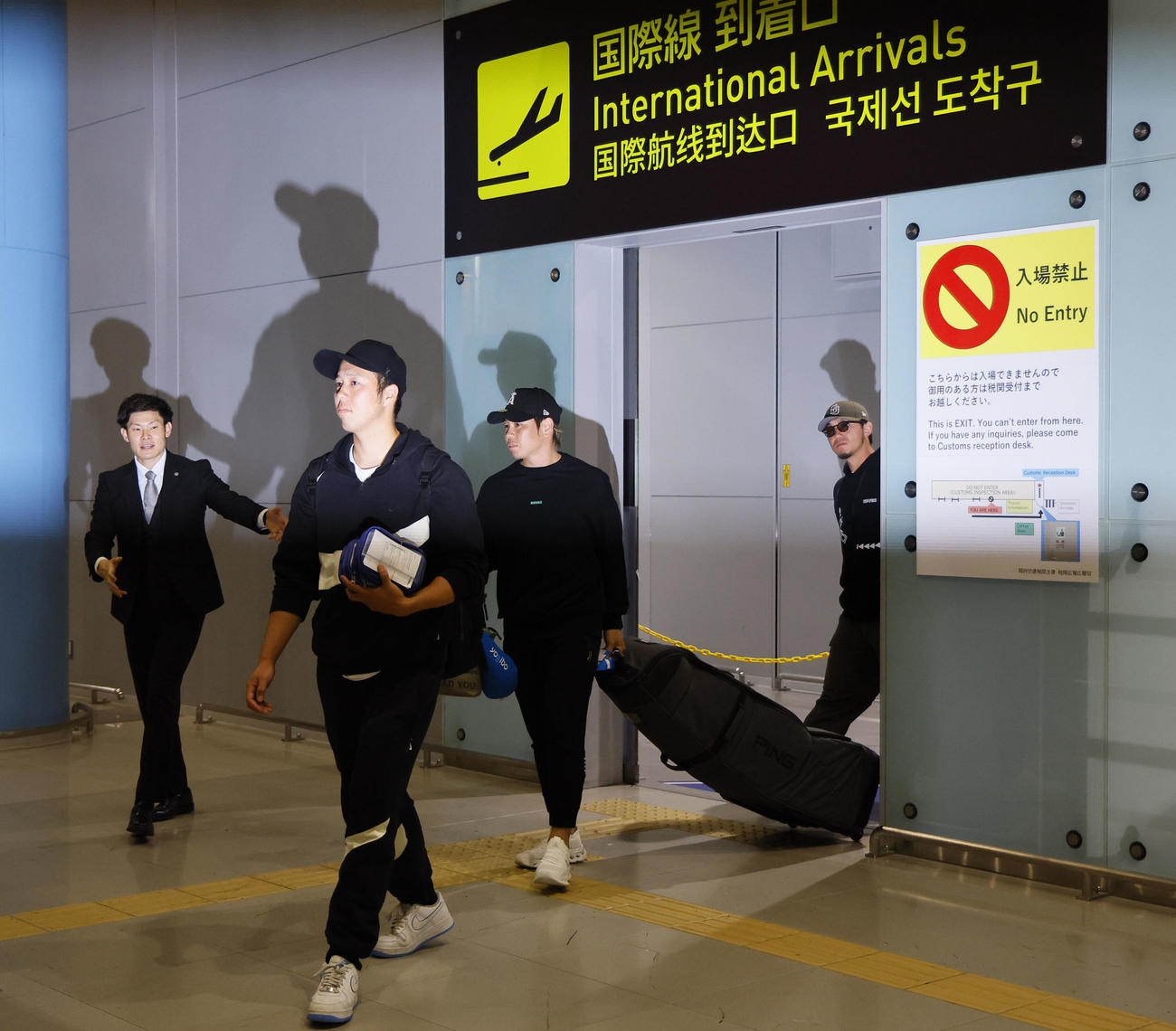 V旅行先のハワイから帰国した（左2人目から）青柳、梅野、伊藤将（撮影・藤尾明華）