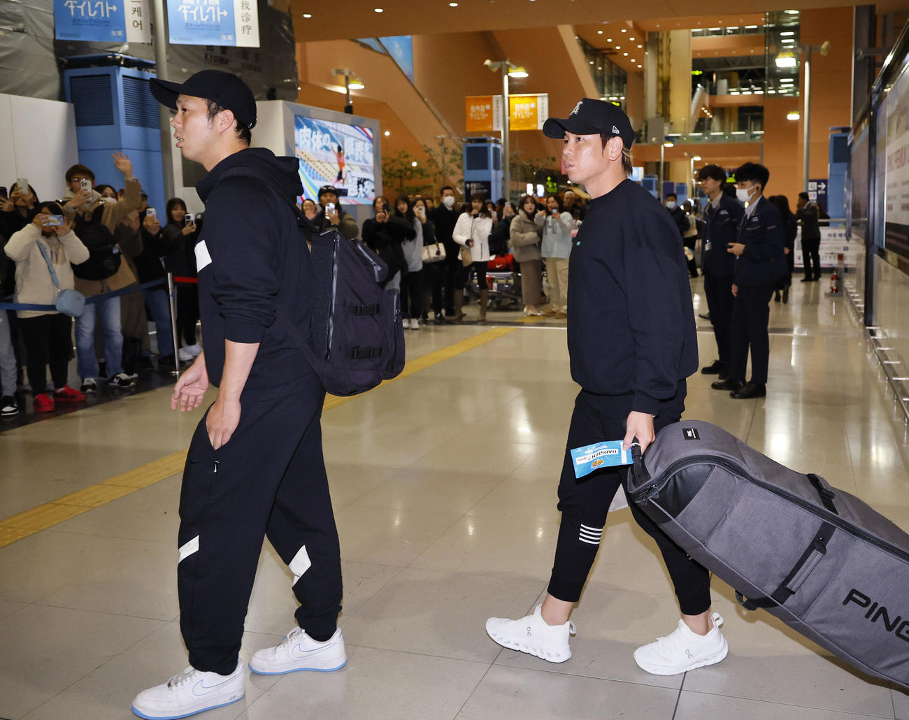 V旅行先のハワイから帰国した青柳（左）、梅野（撮影・藤尾明華）