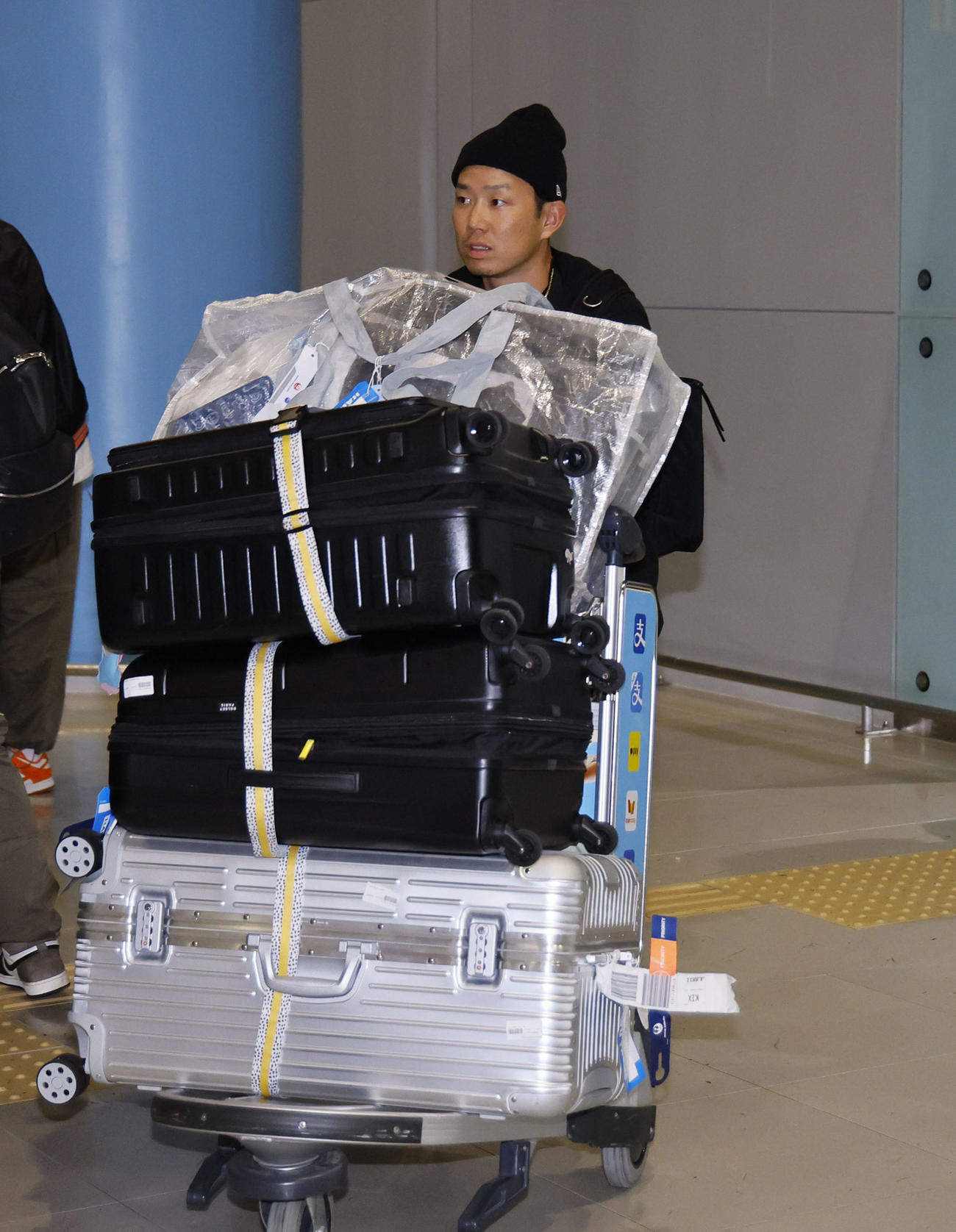 V旅行先のハワイから帰国した糸原（撮影・藤尾明華）