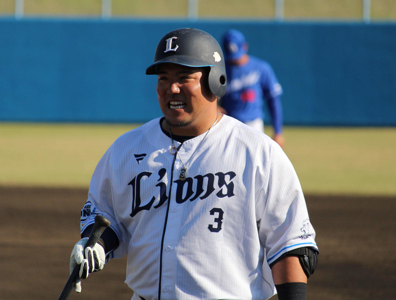 2023年10月29日、宮崎・南郷スタジアムで行われたフェニックスリーグの中日戦。安打後に代走でお役御免。笑顔を見せる西武山川穂高