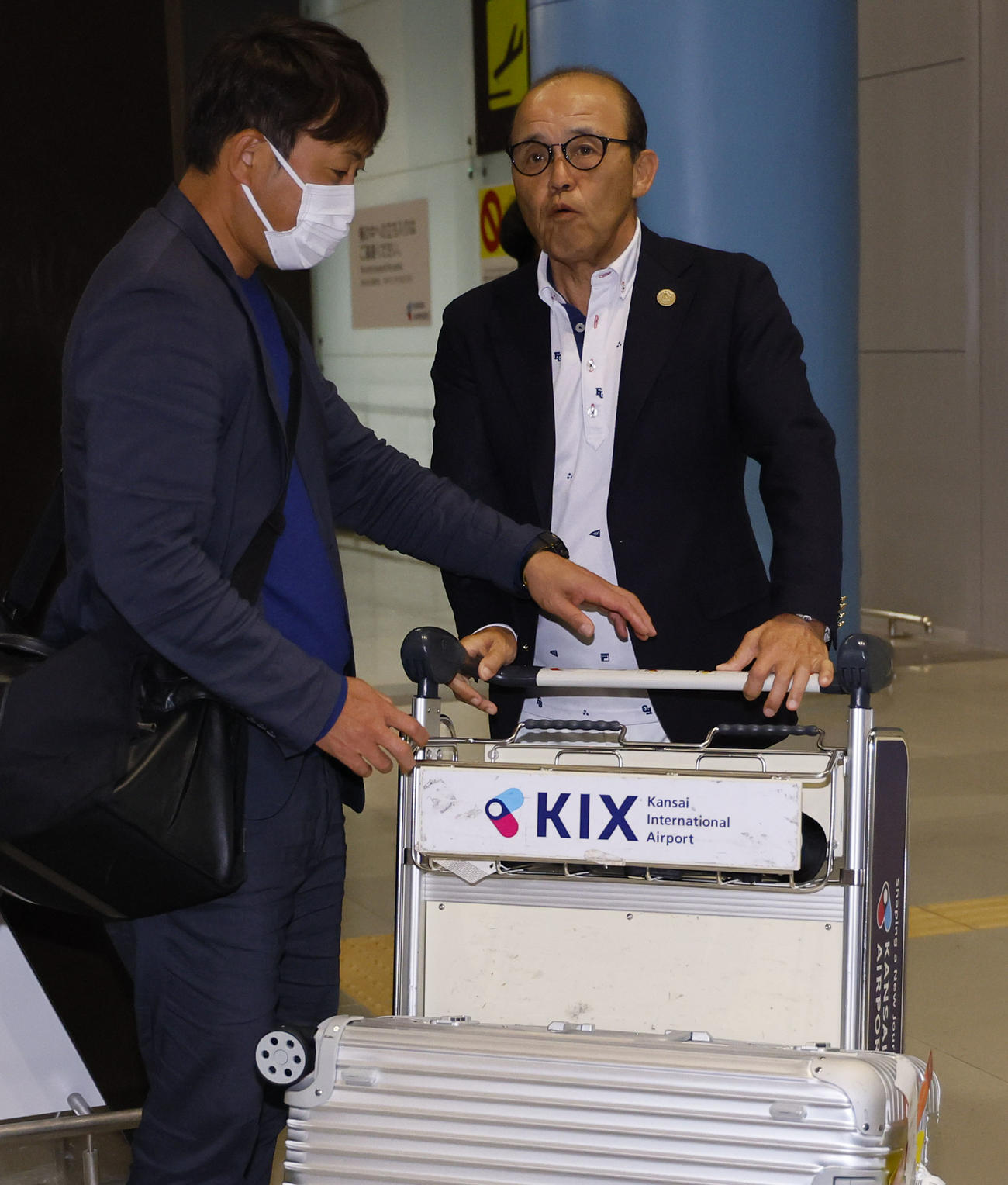 V旅行先のハワイから帰国した岡田監督（撮影・藤尾明華）