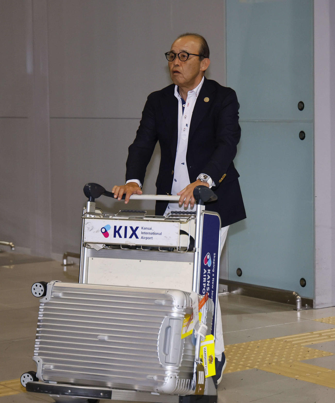 V旅行先のハワイから帰国した岡田監督（撮影・藤尾明華）