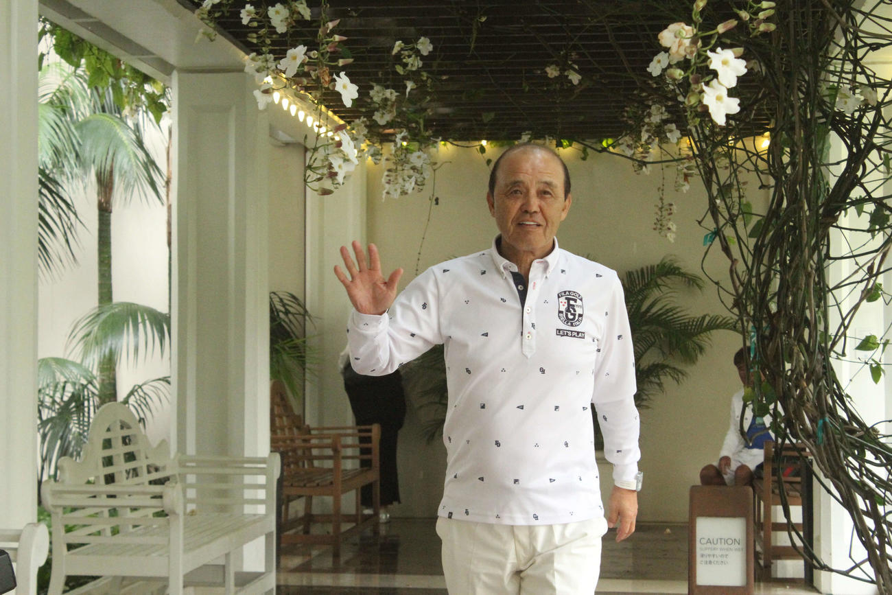 ハワイのチーム宿舎を出発した阪神岡田監督