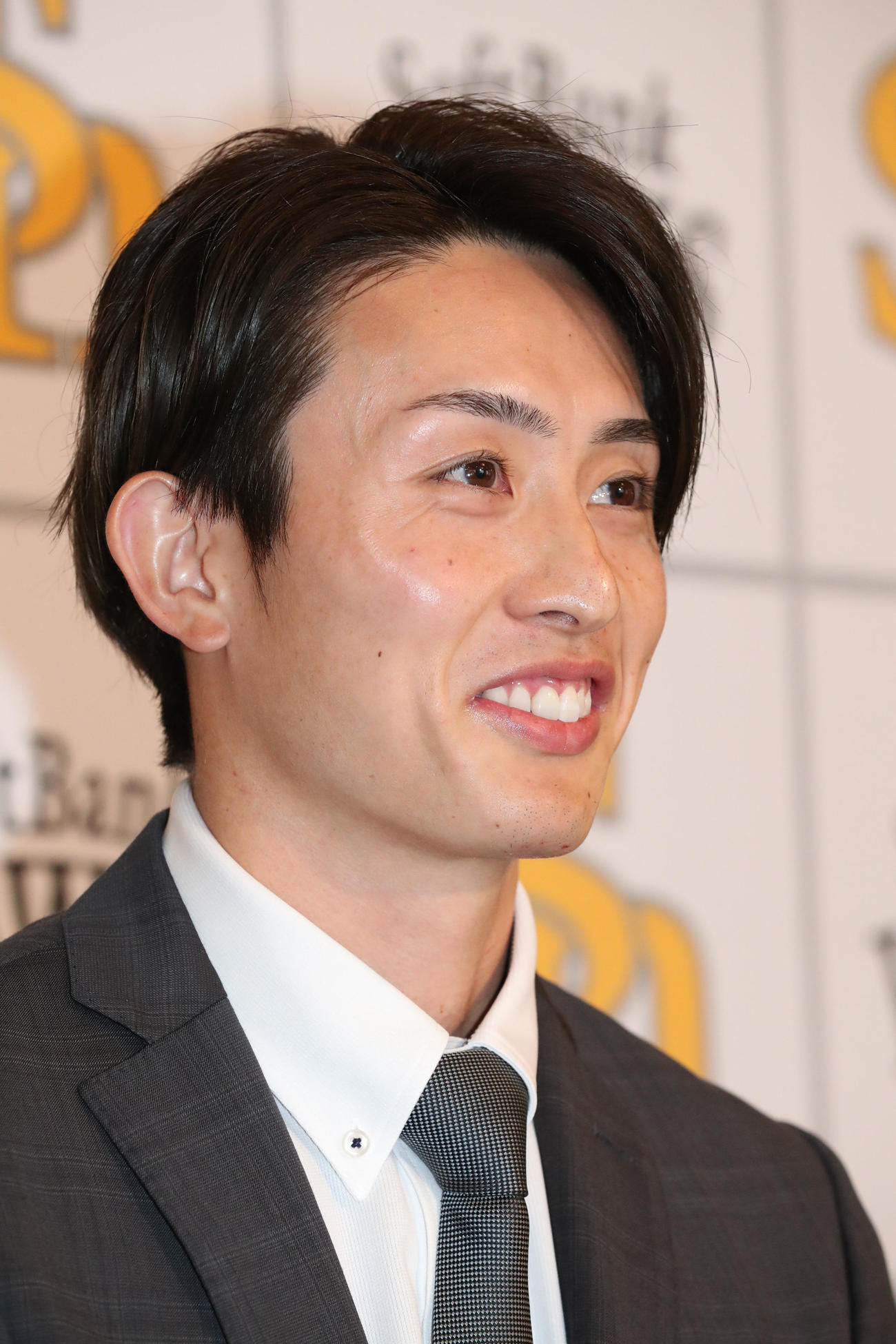 契約更改を終えた周東は笑顔（撮影・梅根麻紀）