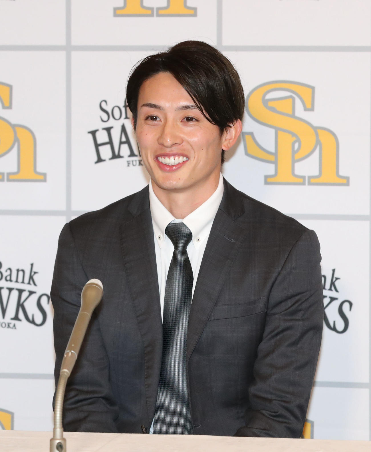 契約更改を終えた周東は笑顔（撮影・梅根麻紀）