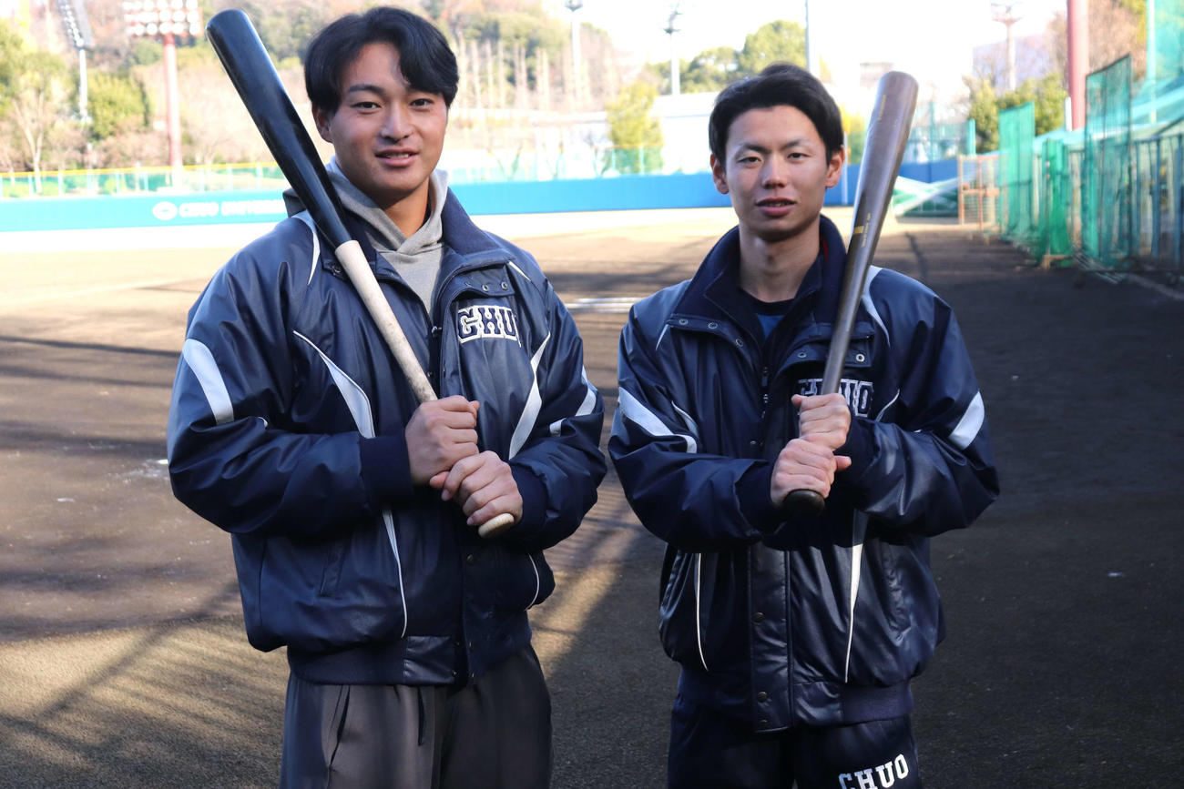 練習納め行い来年の活躍を誓う（左から）今秋リーグ戦で首位打者と外野手部門でベストナインを獲得した新主将の桜井と、二塁手部門でベストナインを獲得した山本（撮影・保坂淑子）