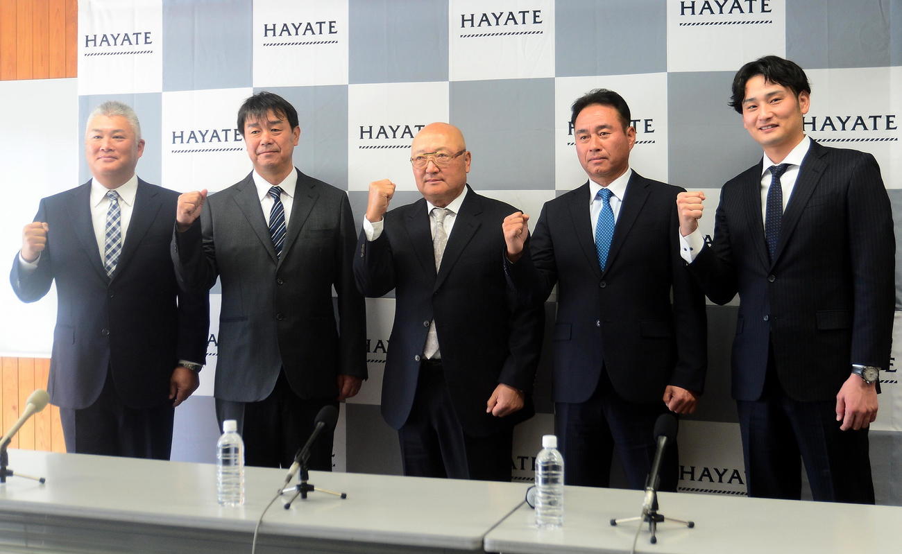 ハヤテ223首脳陣就任会見に臨んだ左から、深谷氏、赤堀氏、山下氏、高田氏、中村氏
