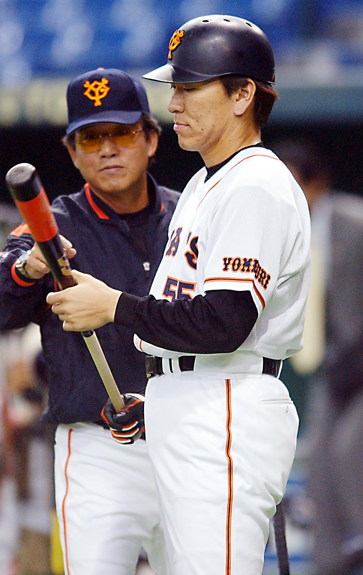 松井秀喜（右）と話す内田順三コーチ（2002年10月撮影）