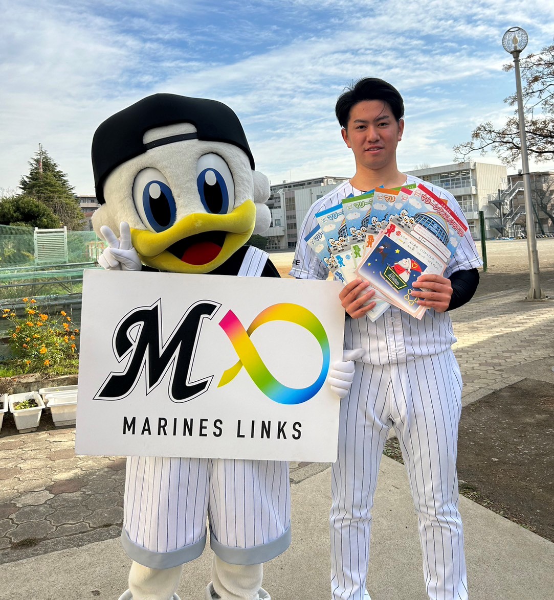 マリーンズ算数ドリル贈呈式を行った秋山（右）とズーちゃん（撮影・星夏穂）