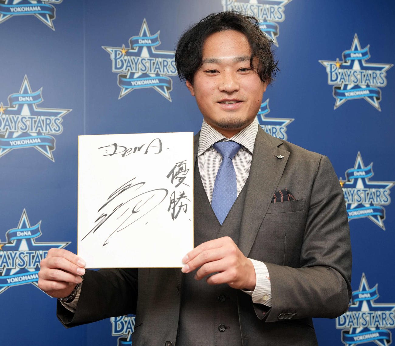 契約を更改し笑顔を見せるDeNA石田（撮影・たえ見朱実）
