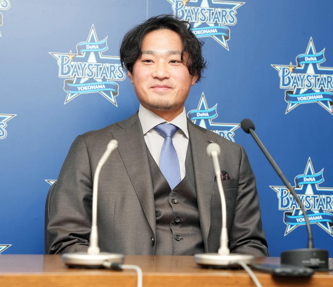 契約を更改し笑顔を見せるDeNA石田（撮影・たえ見朱実）