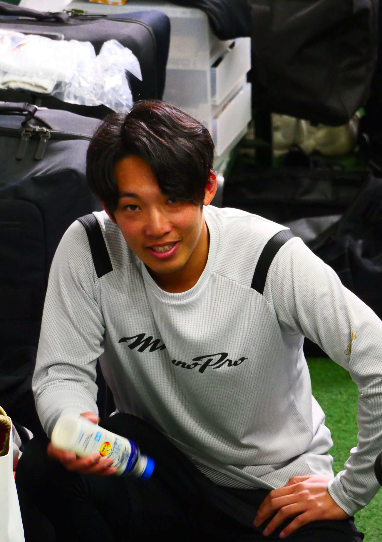 練習を終え、座って休む巨人赤星（撮影・上田悠太）