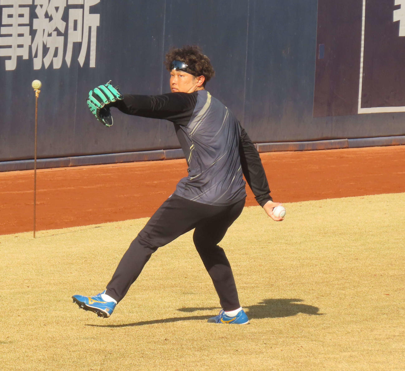 鎌ケ谷の自主練習でキャッチボールを行う、日本ハム池田（撮影・佐瀬百合子）