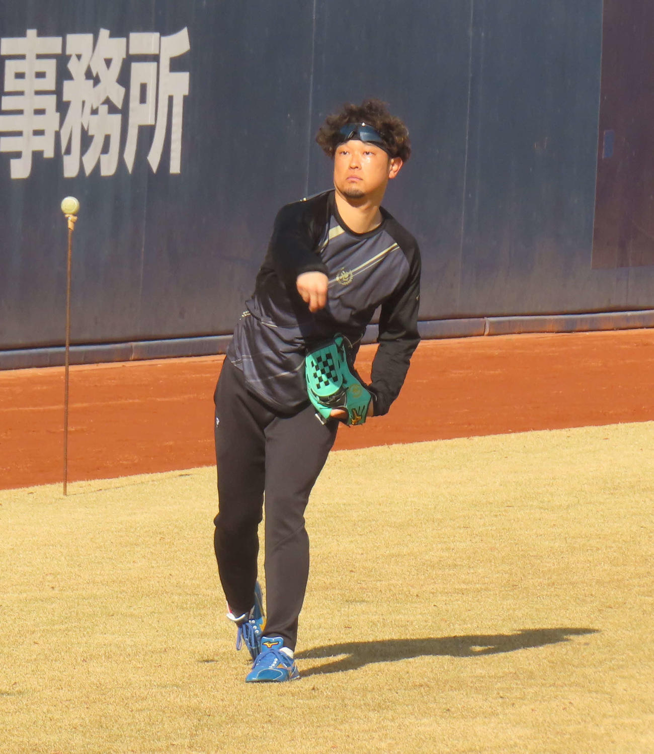 鎌ケ谷の自主練習でキャッチボールを行う、日本ハム池田（撮影・佐瀬百合子）