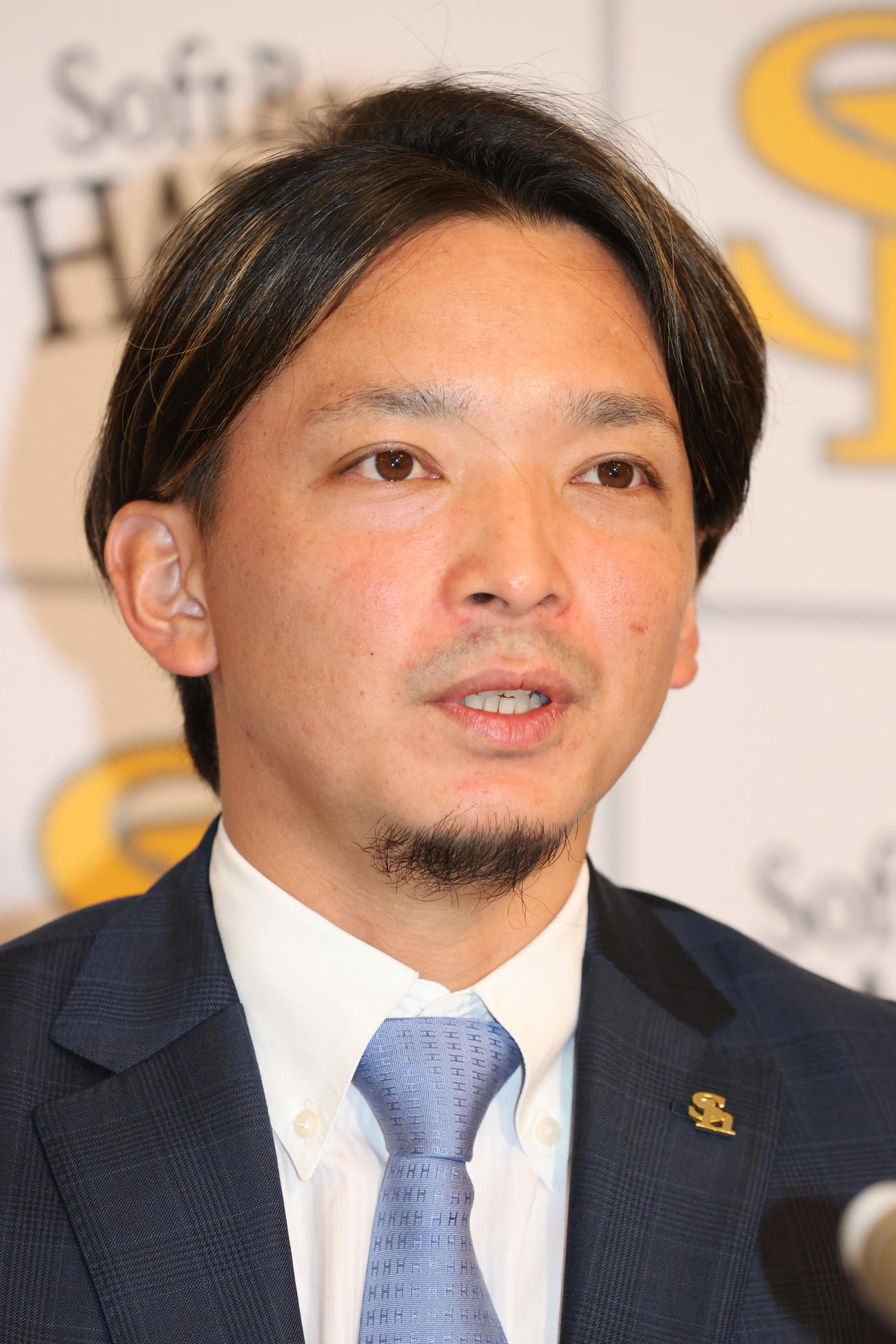 現状維持で契約更改を終えた東浜は会見で話をする（撮影・梅根麻紀）