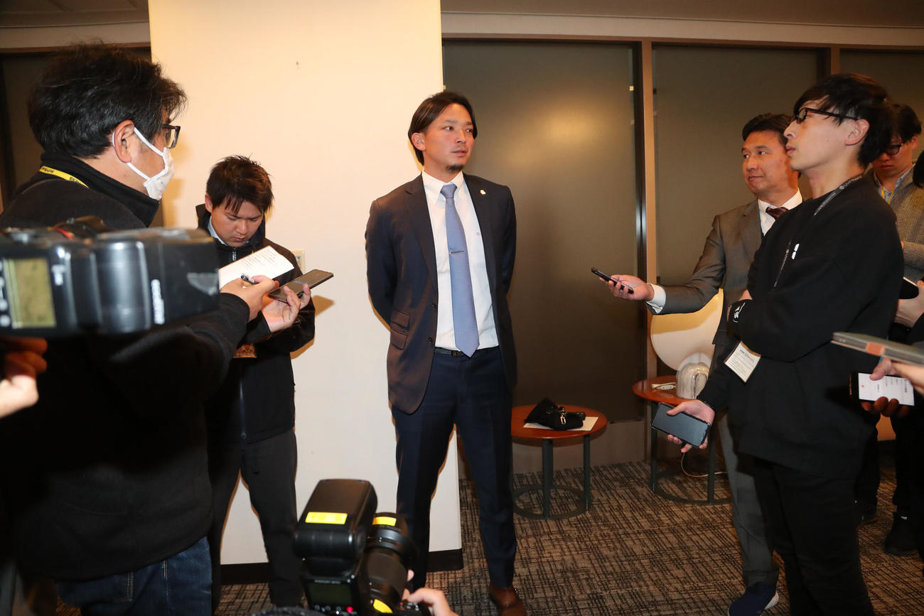 現状維持で契約更改を終えた東浜（撮影・梅根麻紀）