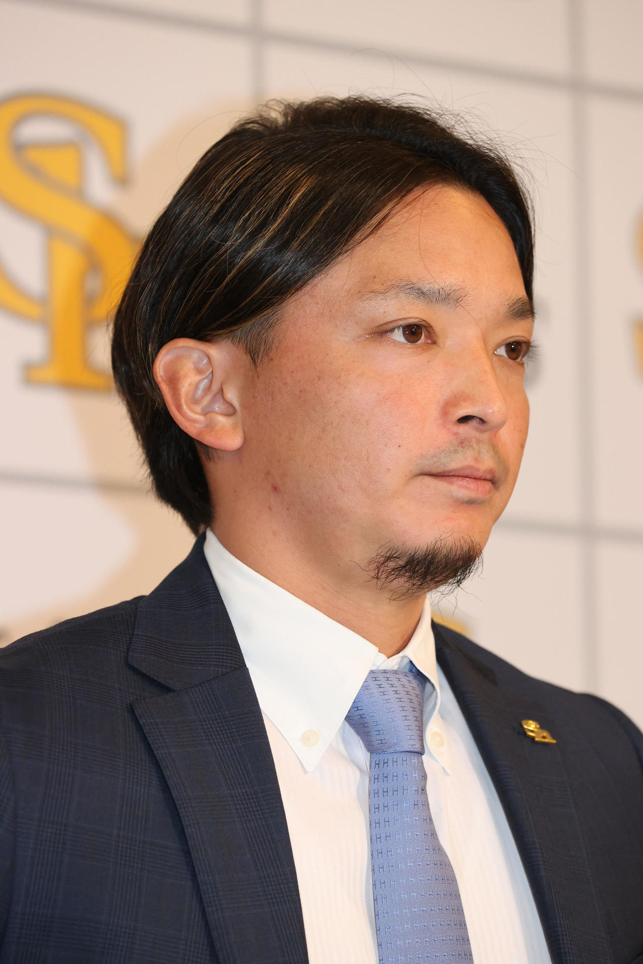 現状維持で契約更改を終えた東浜は会見で話をする（撮影・梅根麻紀）