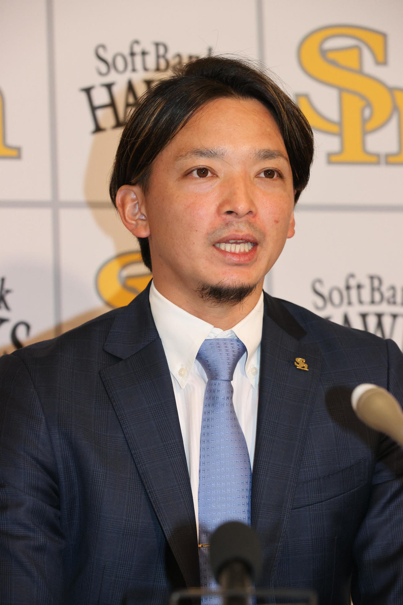 現状維持で契約更改を終えた東浜は会見で話をする（撮影・梅根麻紀）