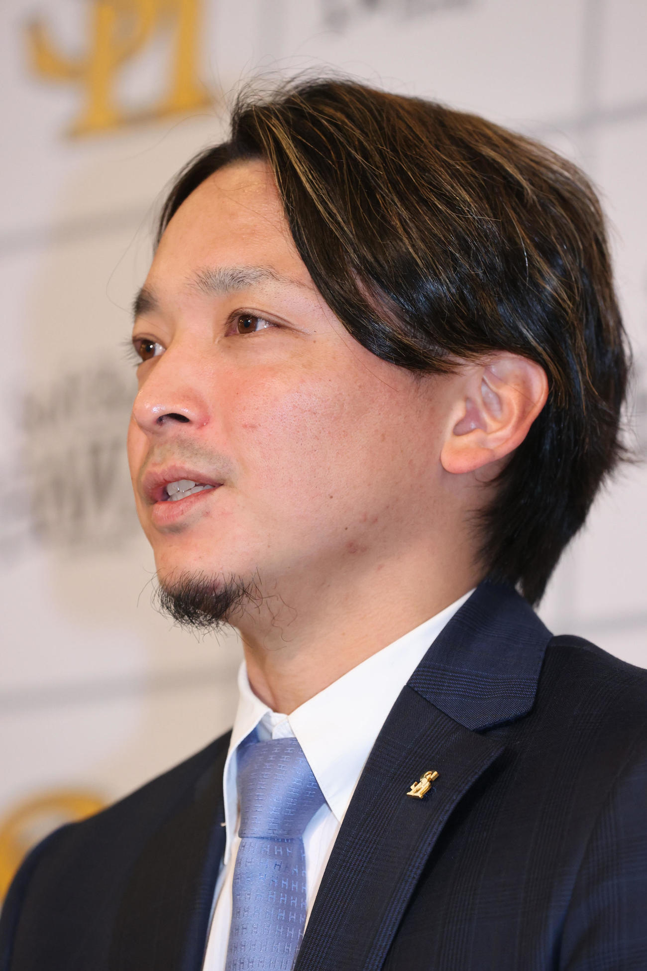 現状維持で契約更改を終えた東浜は会見で話をする（撮影・梅根麻紀）
