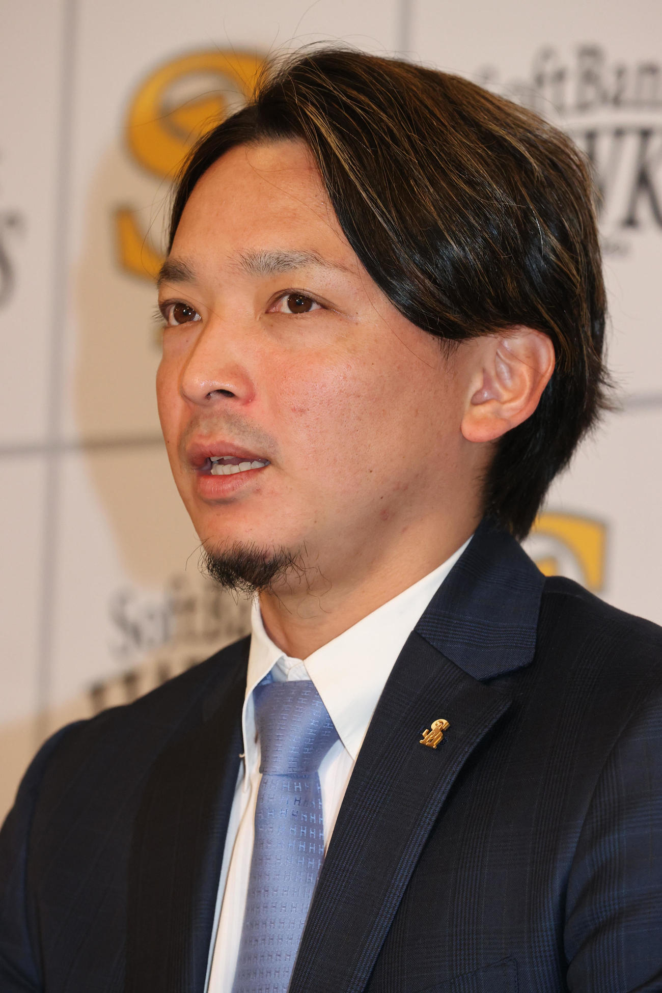現状維持で契約更改を終えた東浜は会見で話をする（撮影・梅根麻紀）