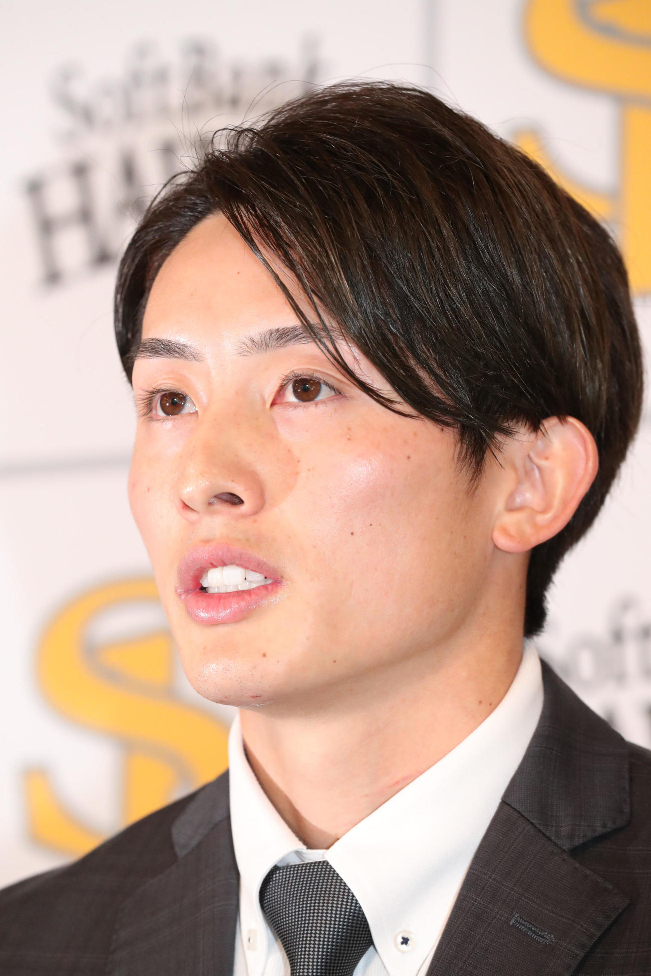 契約更改を終えた周東（撮影・梅根麻紀）