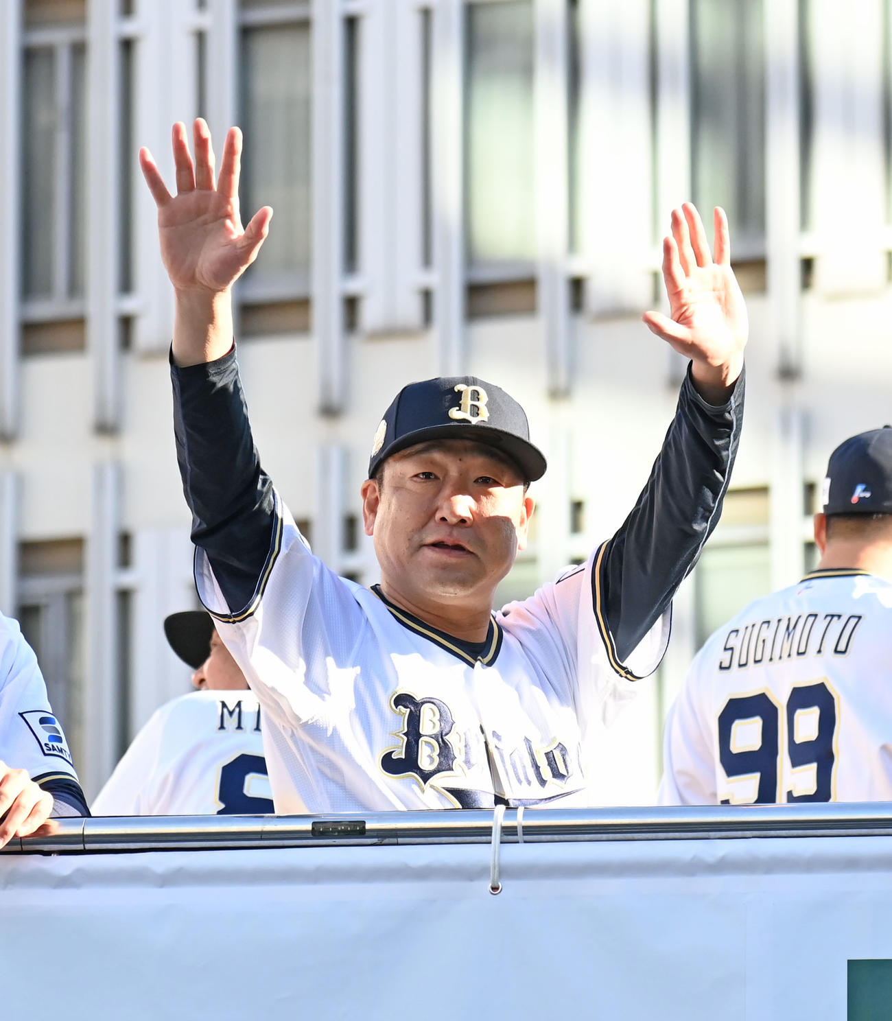 ファンに手を振る中嶋監督（撮影・石井愛子）