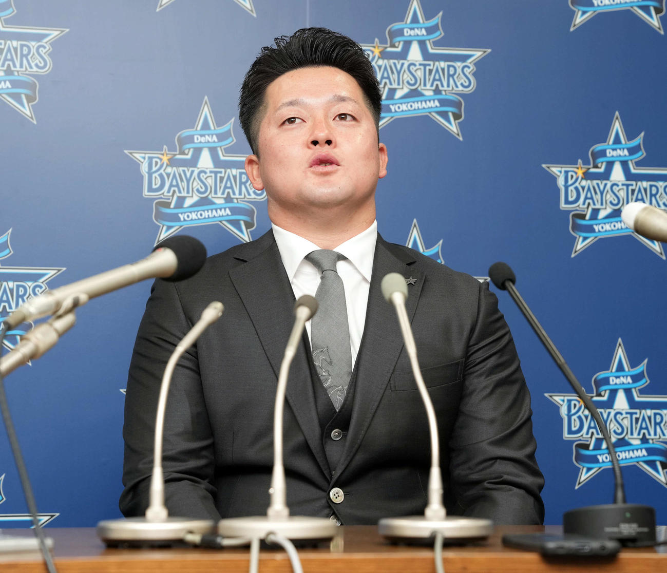 契約を更改し会見に応じたDeNA牧（撮影・たえ見朱実）