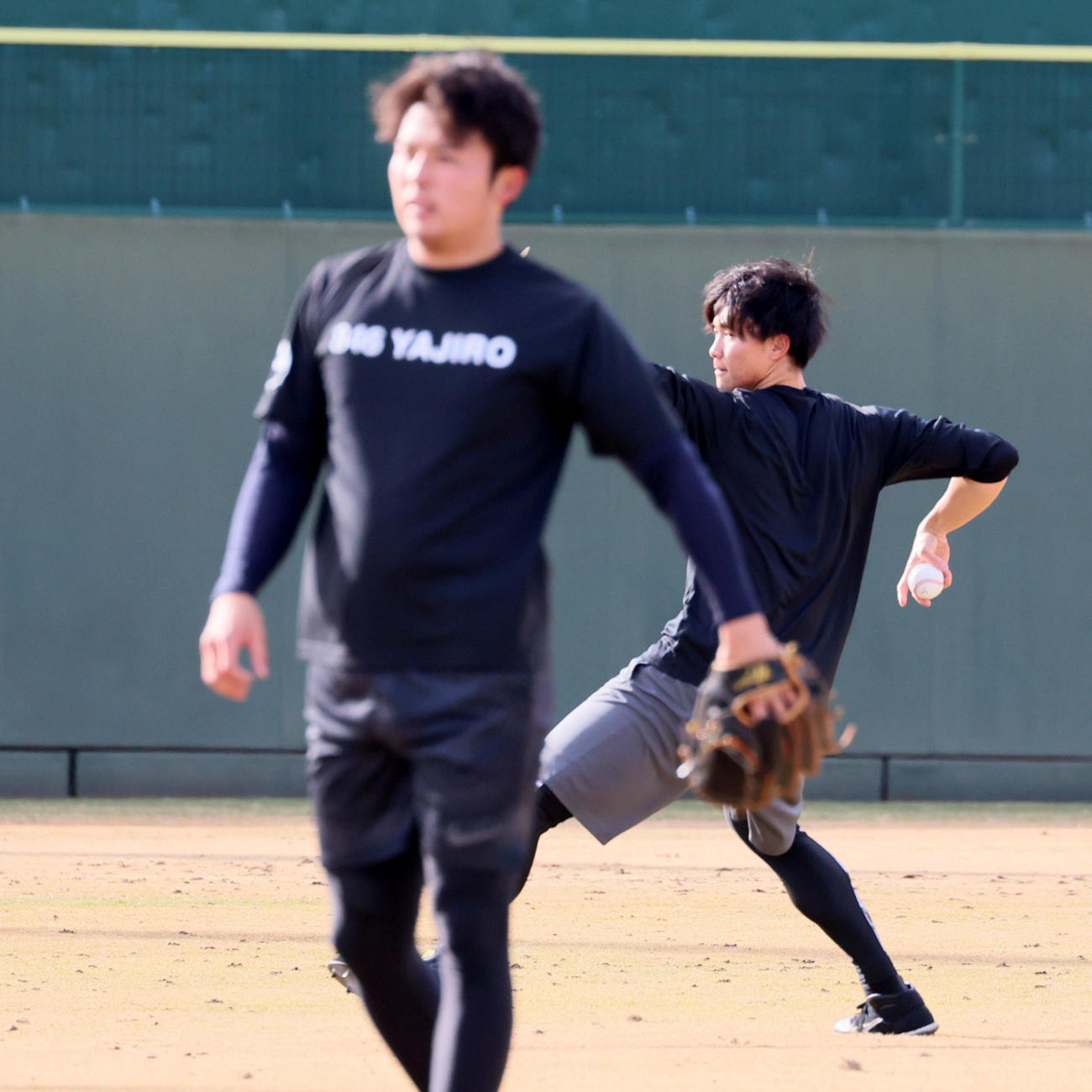 キャッチボールする湯浅。左は椎葉（撮影・加藤哉）
