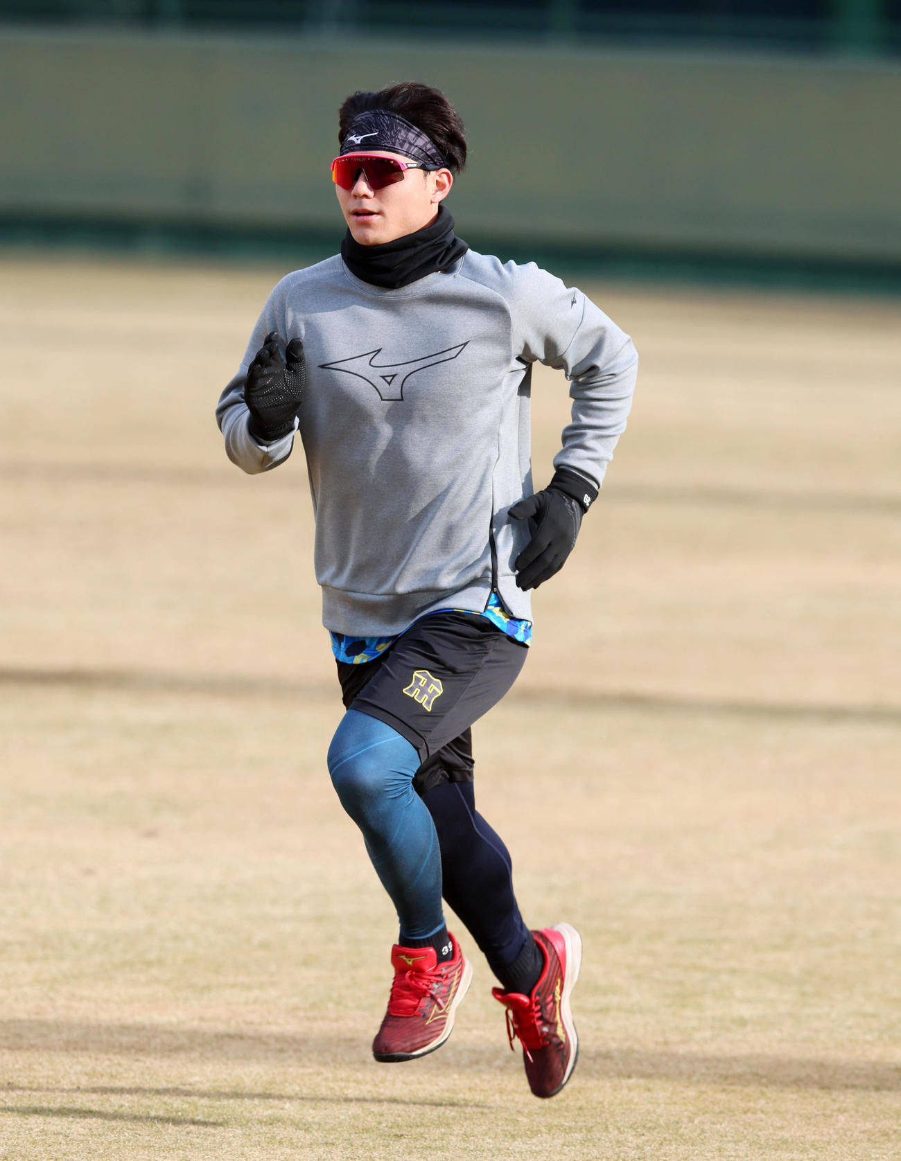 帰国から一夜明け、グラウンドをランニングする栄枝（撮影・加藤哉）