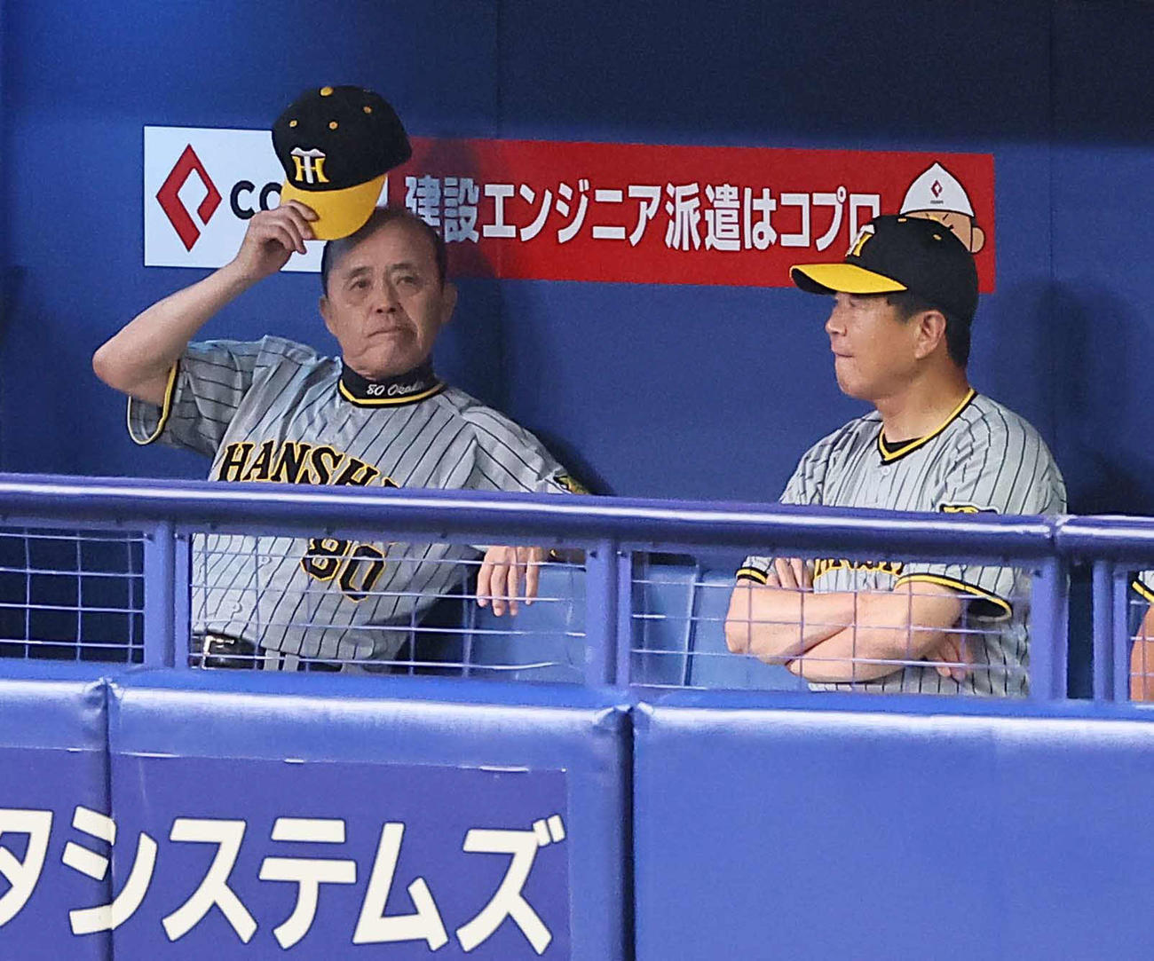 岡田彰布監督（左）（2023年8月撮影）