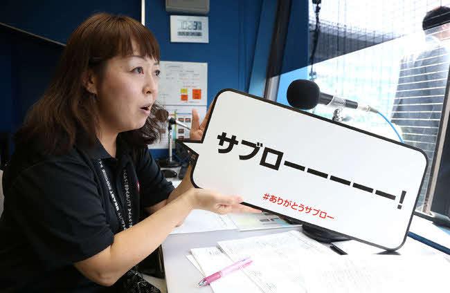 16年9月、ロッテ・サブローの引退試合に備える谷保さん