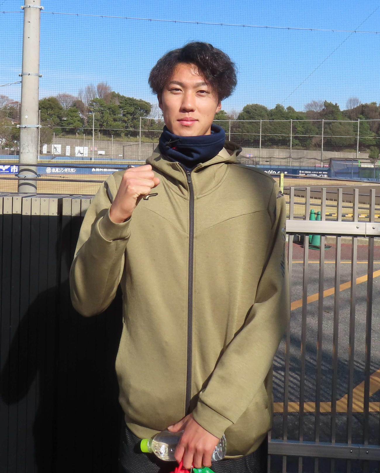 鎌ケ谷の自主練習終わりにガッツポーズを決める日本ハム福島（撮影・佐瀬百合子）
