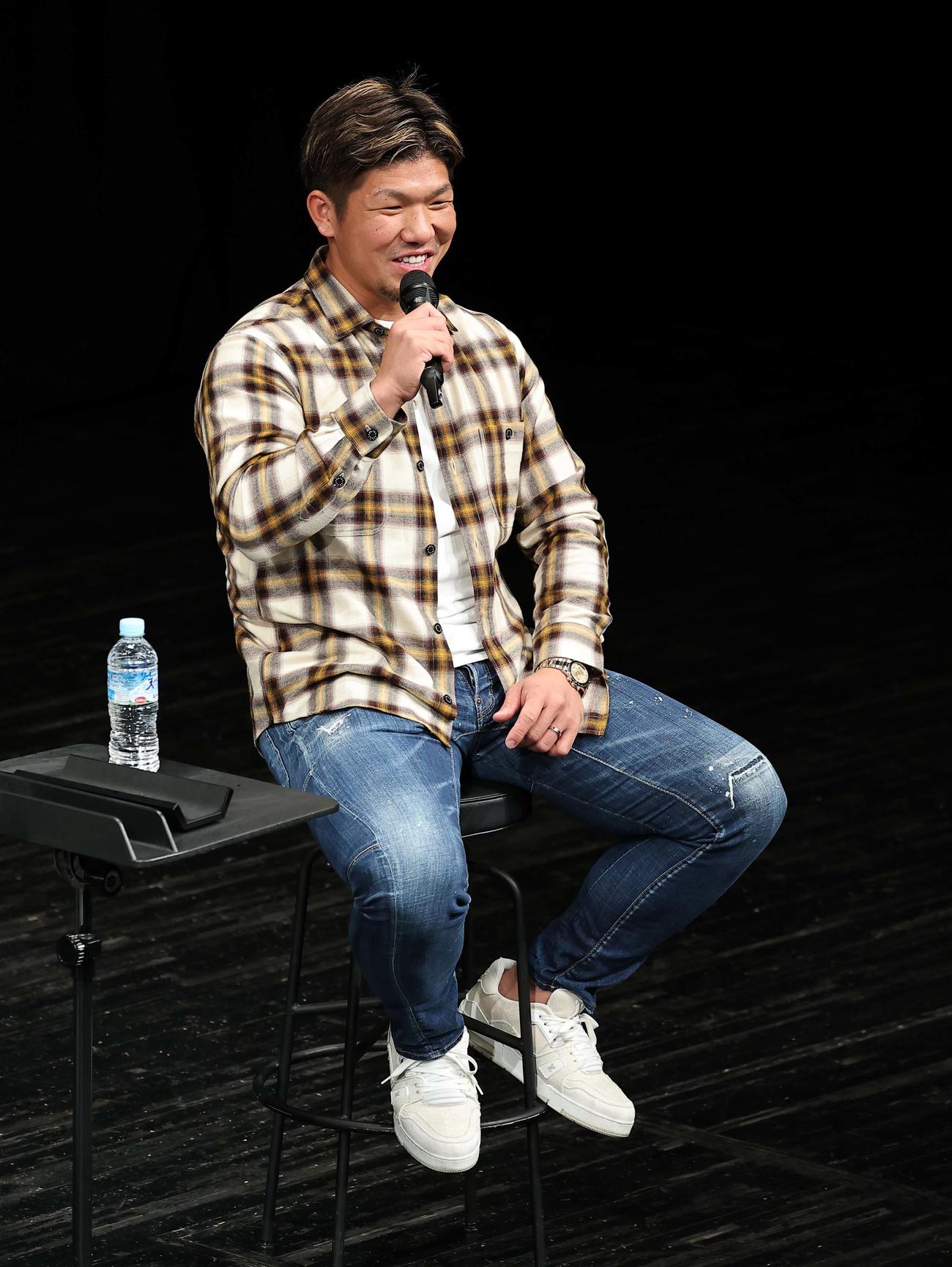 トークショーで軽快に話す頓宮（撮影・上田博志）