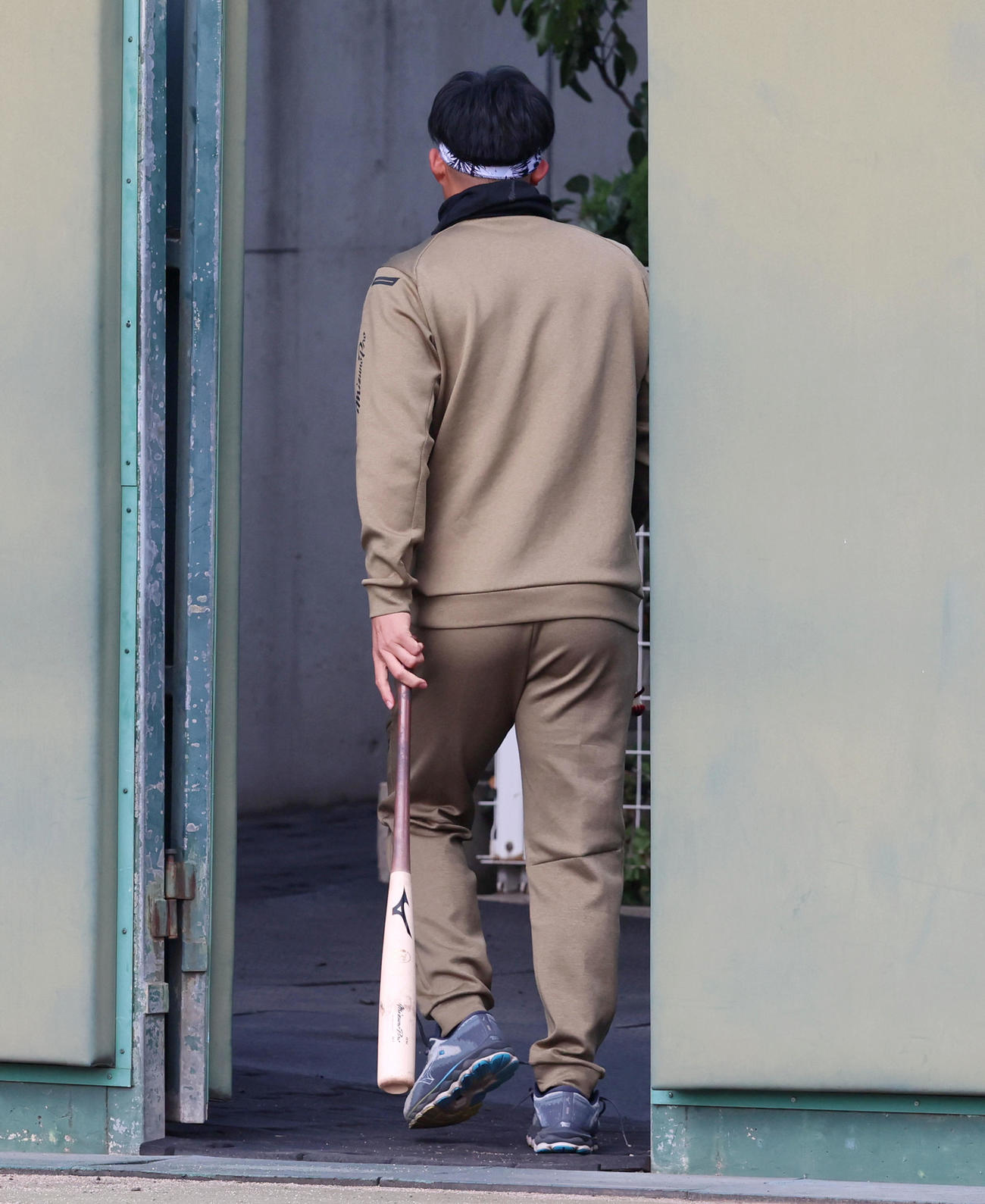 バットを手にグラウンドを覗く森下（撮影・加藤哉）