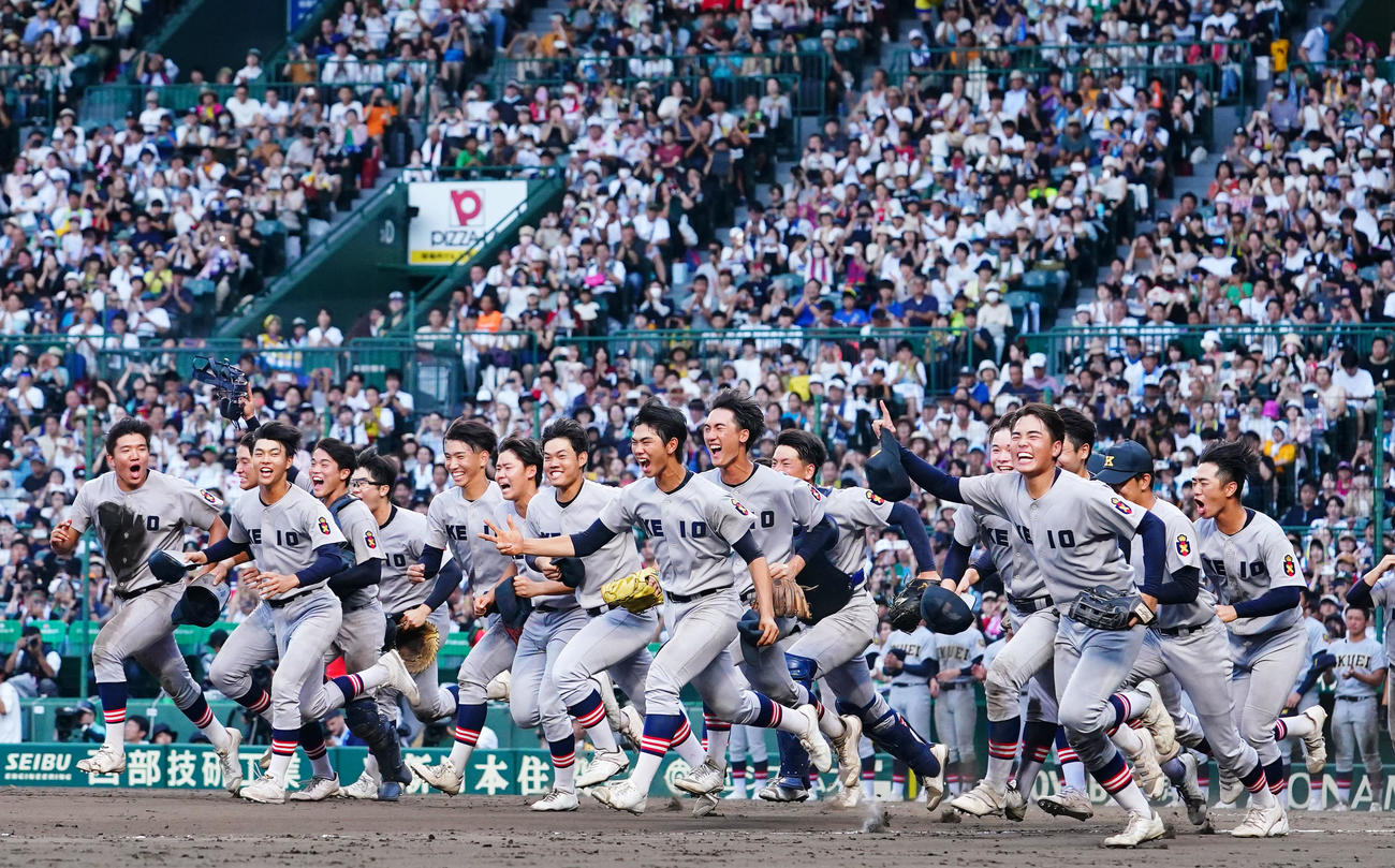第105回全国高校野球選手権大会　107年ぶりの優勝を果たし応援席へ駆け出す慶応の選手たち（2023年8月23日撮影）