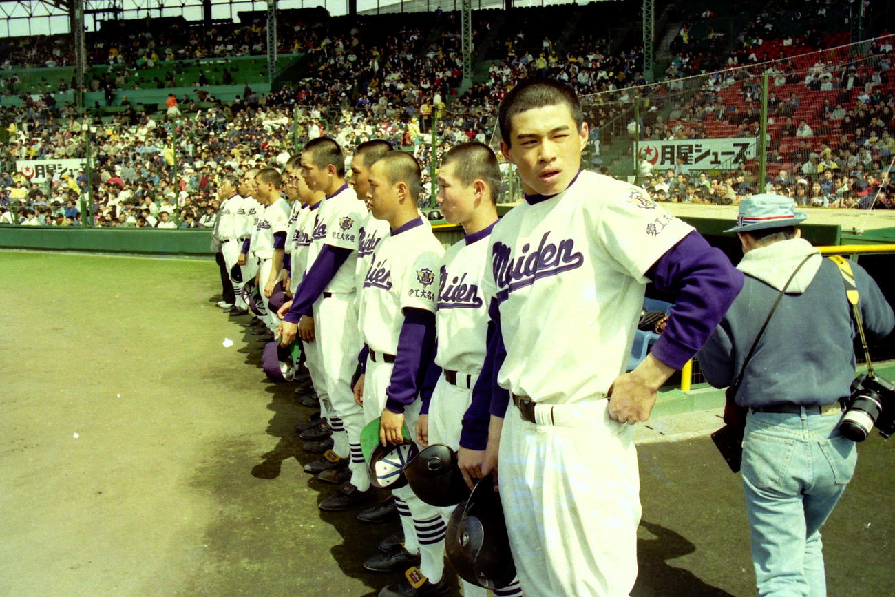 91年3月、センバツの松商学園戦で敗れ、ベンチ前に整列する愛工大名電のイチロー（右）
