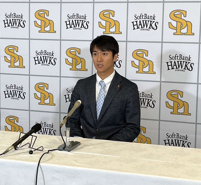 契約更改を終え、会見に臨む柳町