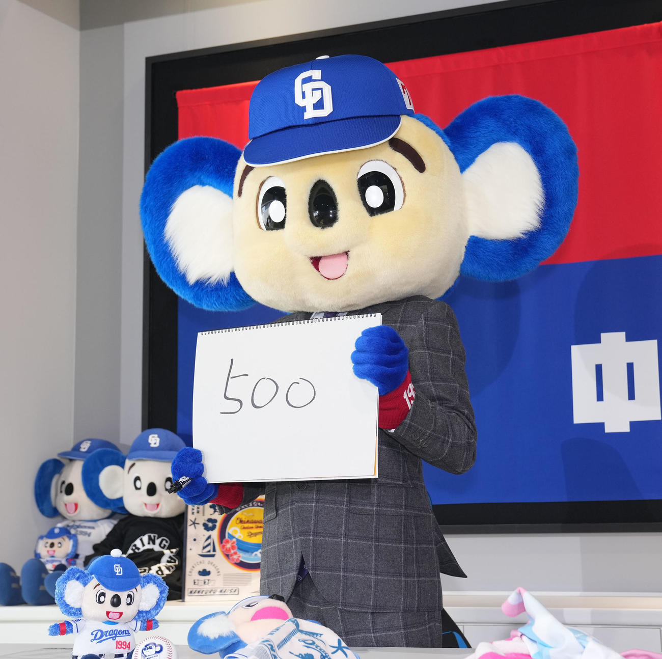 契約交渉を終え来季推定食パン500グラムでサインと筆談するドアラ（撮影・森本幸一）