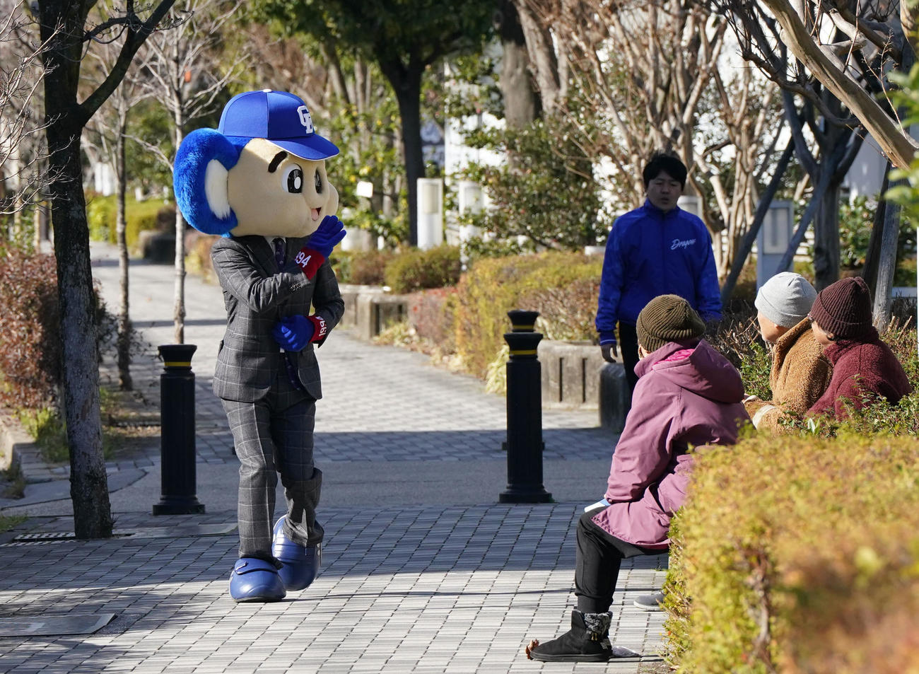 契約交渉のため球団事務所へ向かうドアラ（左）（撮影・森本幸一）