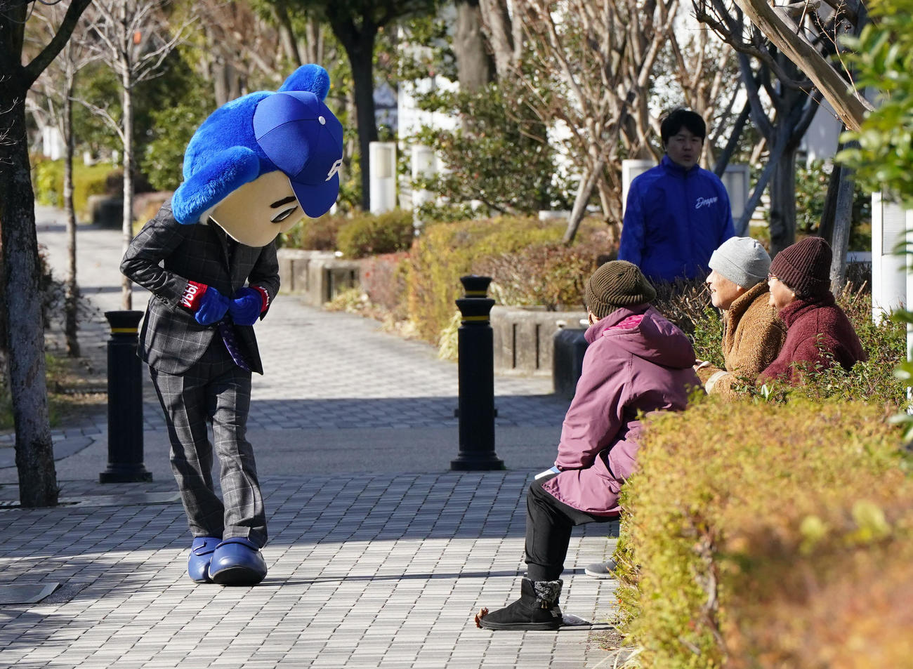 契約交渉のため球団事務所へ向かうドアラ（左）（撮影・森本幸一）