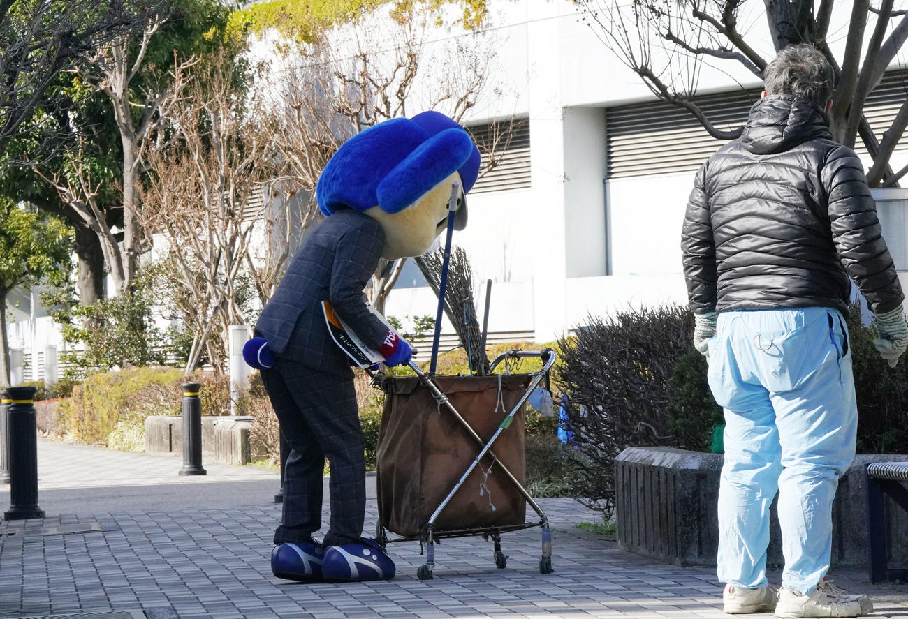契約交渉を終え引きあげるドアラ（撮影・森本幸一）