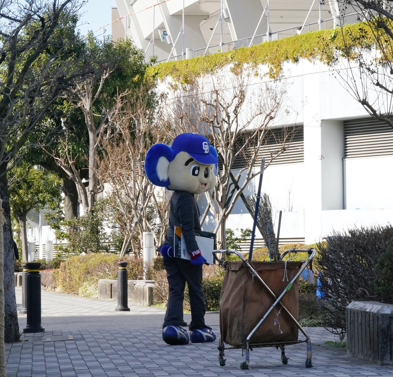 契約交渉を終え引きあげるドアラ（撮影・森本幸一）