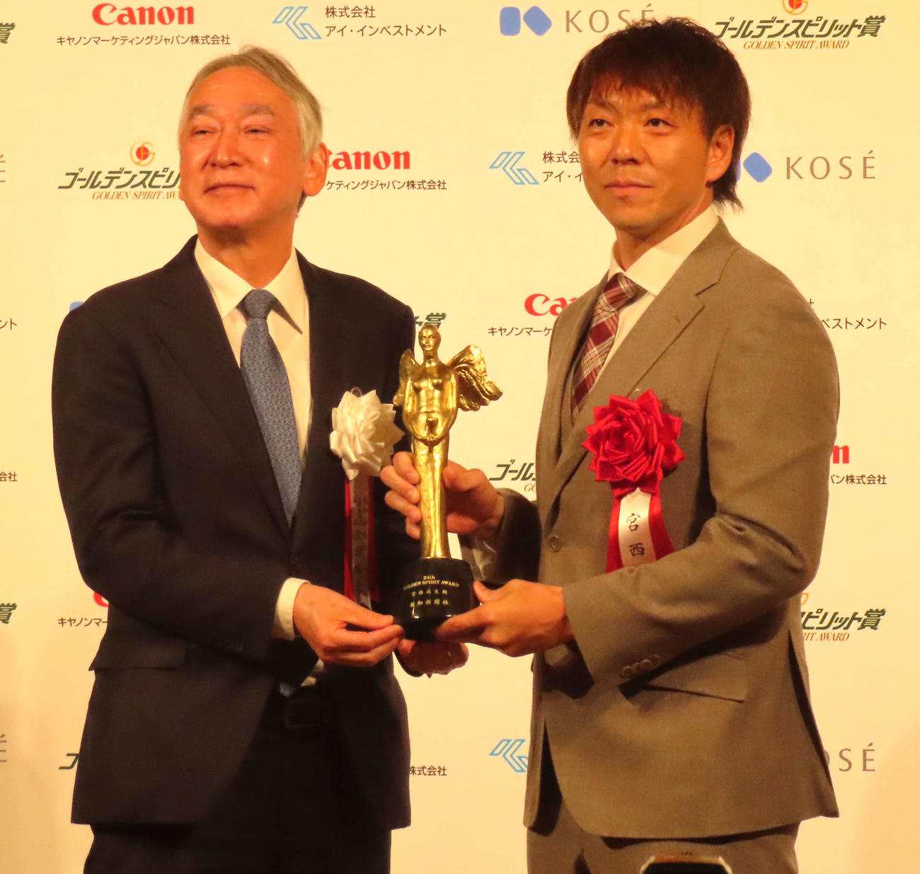 「ゴールデンスピリット賞」を受賞し、トロフィーを手渡される日本ハム宮西（右）（撮影・黒須亮）