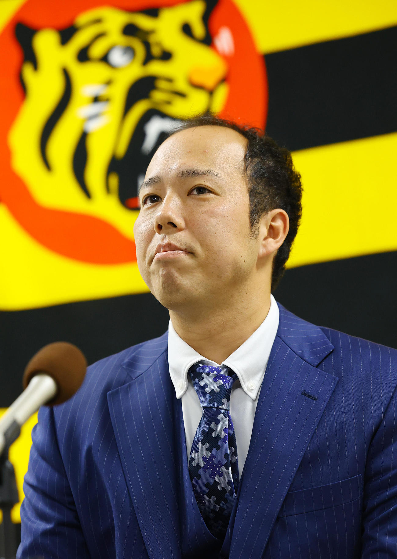 契約更改を終え、記者会見する青柳（撮影・藤尾明華）