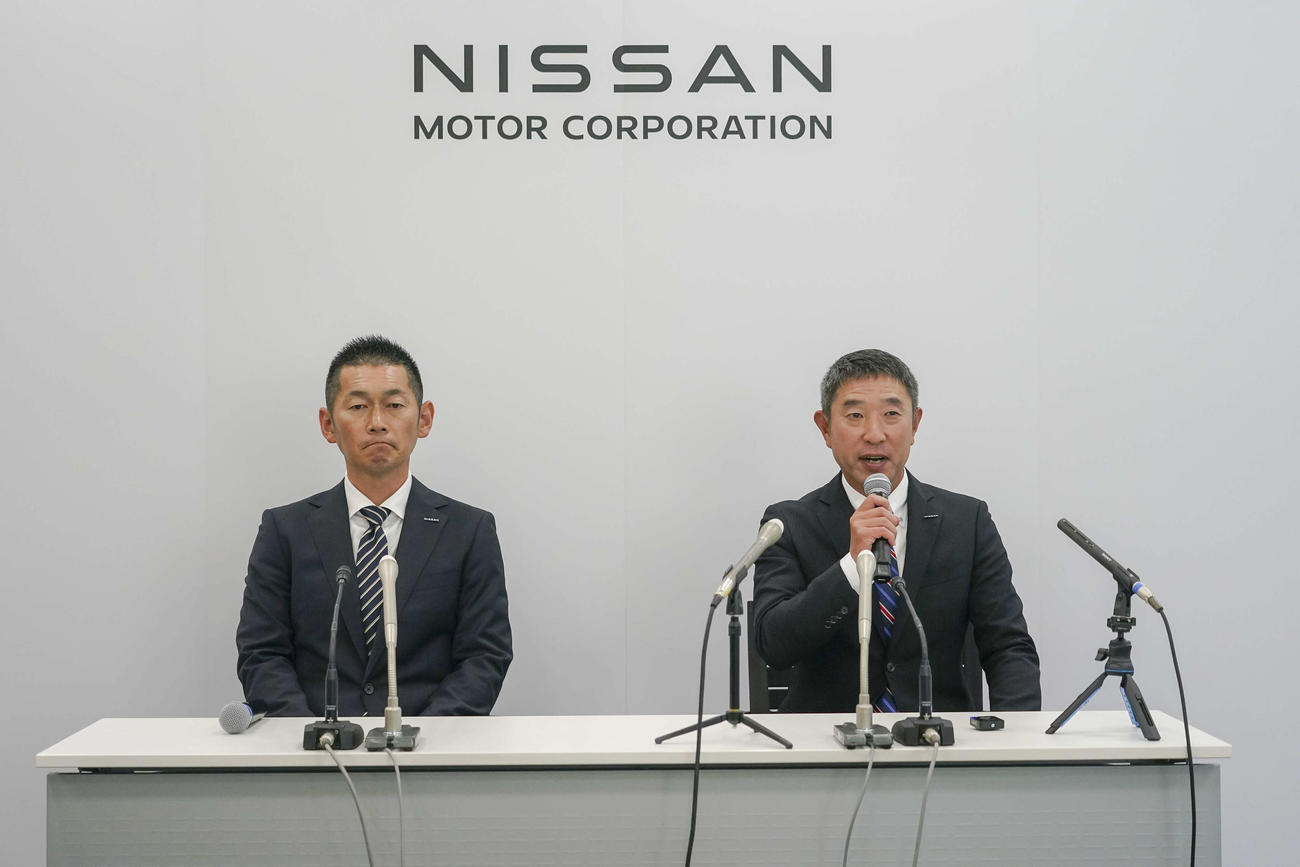 日産自動車本社野球部の監督に内定し、抱負を語る（右から）伊藤氏と、コーチに内定した四之宮氏（提供・日産自動車株式会社）