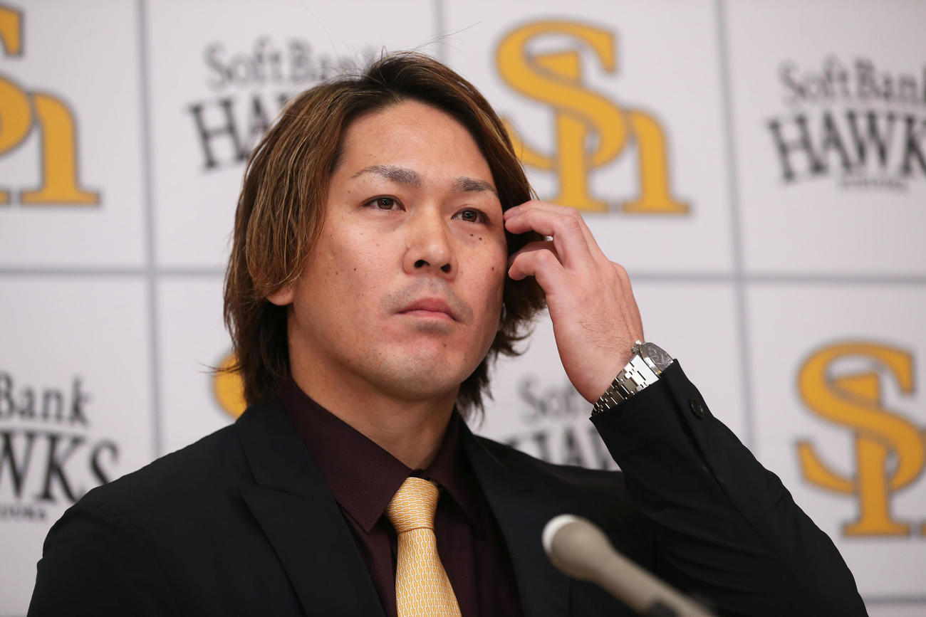 契約更改を終えて会見に臨む甲斐（撮影・冨田成美）