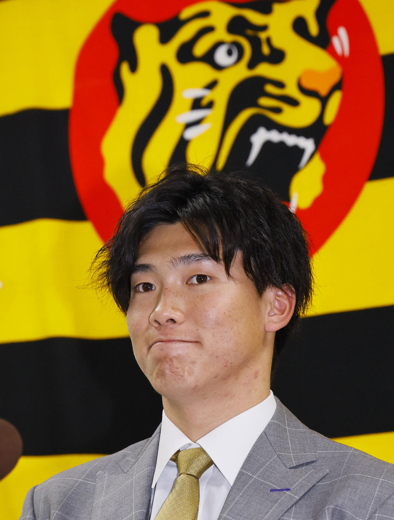 契約更改を終え、記者会見する湯浅（撮影・藤尾明華）