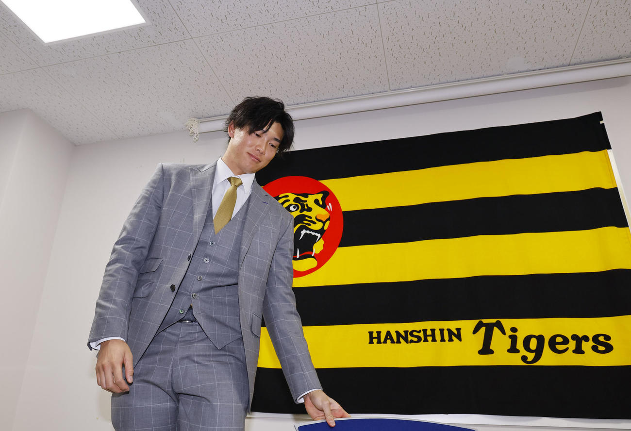 契約更改後の記者会見を終え、席を立つ湯浅（撮影・藤尾明華）