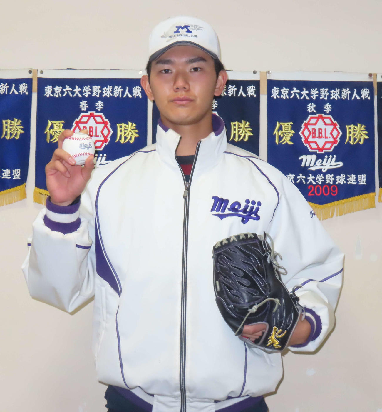 年内最後の練習納めを終え、グラブとボールを手に持つ明大・浅利（撮影・佐瀬百合子）