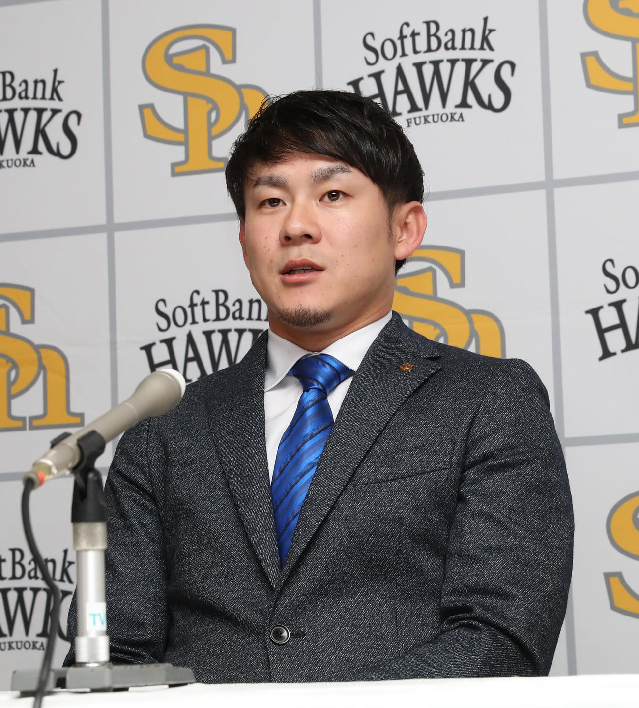 会見で記者の質問に答える牧原大（撮影・冨田成美）
